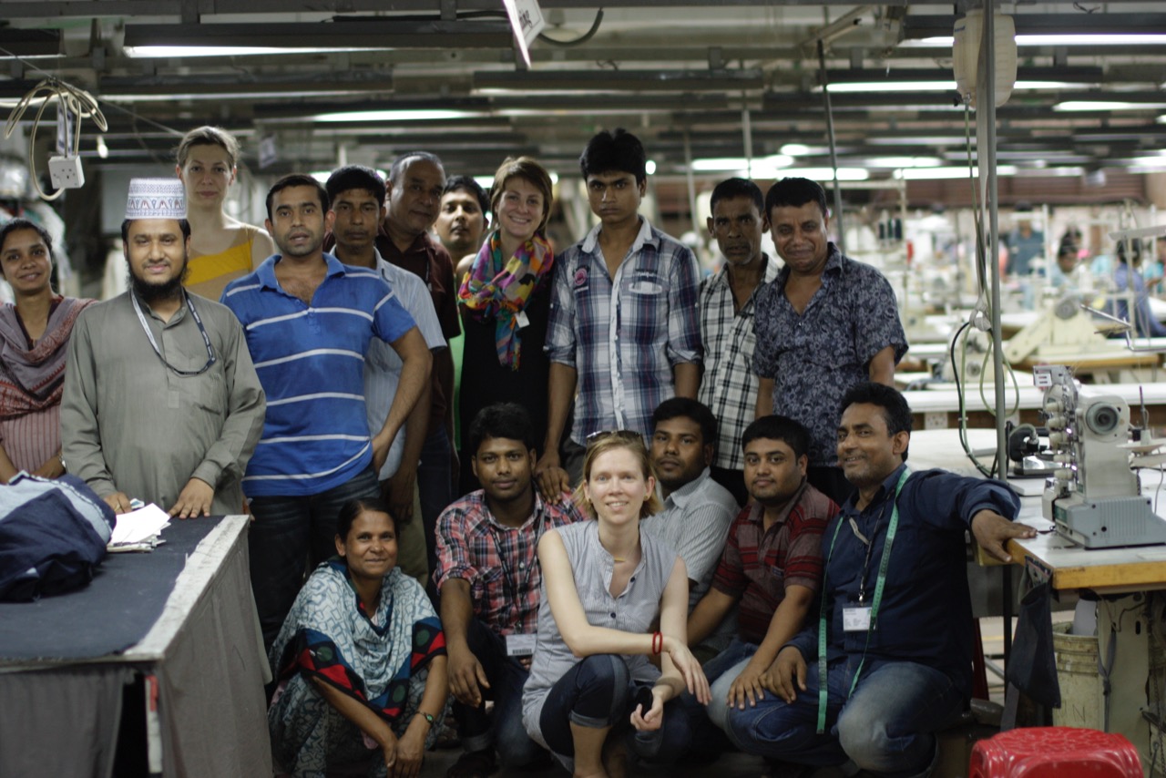 Reet Ausi meeskond Bangladeshi tehases. Foto: Reet Aus