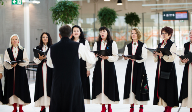 Hele-Mai laulab muuhulgas Tallinna Sadama segakooris „Laulude lemmik“